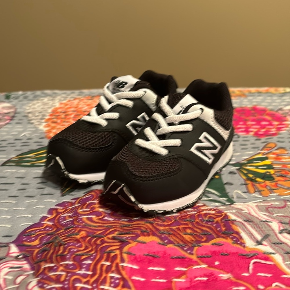 New Balance 574 tennis shoes